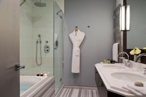 Ванная комната в Hôtel Barrière Le Royal Deauville