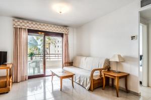 salon z kanapą i oknem w obiekcie Apartamentos Topacio Unitursa w mieście Calpe