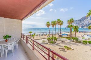 balkon ze stołem i widokiem na plażę w obiekcie Apartamentos Topacio Unitursa w mieście Calpe