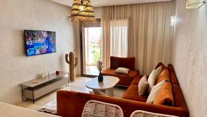 Televiisor ja/või meelelahutuskeskus majutusasutuses Pearl Garden Studio Cozy Panoramic Charming sunny Terrace Piscine