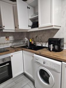 Kuchyň nebo kuchyňský kout v ubytování House Next to Beach in Tropical Garden