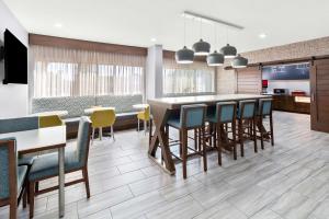 a kitchen and dining room with a table and chairs at Hampton Inn Washington in Washington