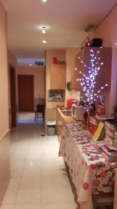 uma cozinha com um balcão com uma árvore de Natal em Palma em Roma