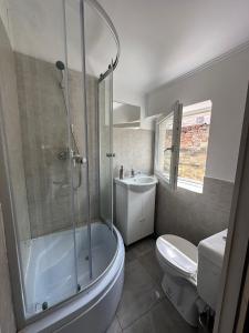 Un baño con ducha, inodoro y lavabo. en Residence Ultracentral Brasov, en Brasov