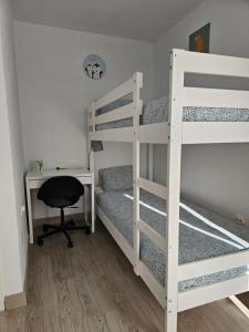 Postel nebo postele na pokoji v ubytování House Next to Beach in Tropical Garden