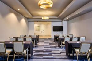 TV/trung tâm giải trí tại DoubleTree by Hilton Irvine Spectrum