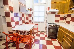 eine Küche mit Schachbrettboden in der Unterkunft budapest centre flat in Budapest
