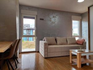 una sala de estar con un sofá y una mesa en Apartmani DIVČI TRON 12, en Divčibare