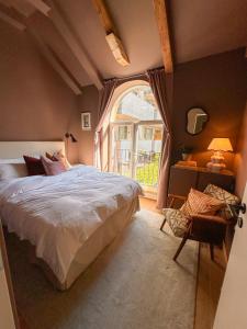 奥斯陆Groups & families, FREE parking, three bedrooms, two baths的一间卧室，配有一张大床和一扇大窗户。