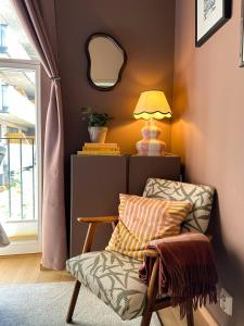 奥斯陆Groups & families, FREE parking, three bedrooms, two baths的客厅配有椅子和灯