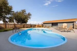 Bazén v ubytování Days Inn by Wyndham Ritzville nebo v jeho okolí