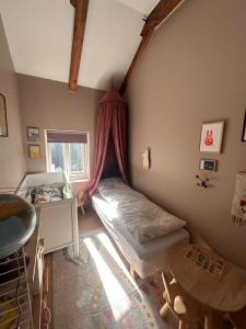 奥斯陆Groups & families, FREE parking, three bedrooms, two baths的一间卧室，配有一张床、一张书桌和一张桌子 更多23张照片