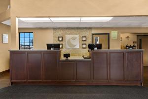 a lobby with a waiting area with a reception desk at Comfort Inn Ludington near US-10 in Ludington +44 photos