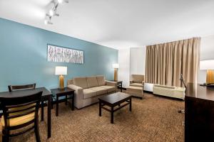 Гостиная зона в Sleep Inn & Suites Kingsport TriCities Airport +24 фотографии