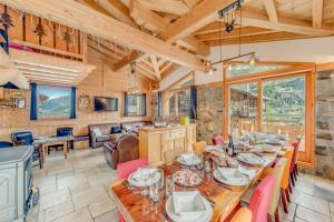 TV a/nebo společenská místnost v ubytování Chalet Monte Bianco