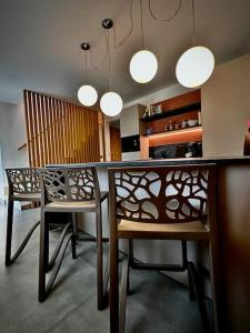 卡瓦伊翁韦罗内塞Casa Brunetta con sauna giardino e parcheggio privati的厨房里有两把椅子和一张带灯的桌子