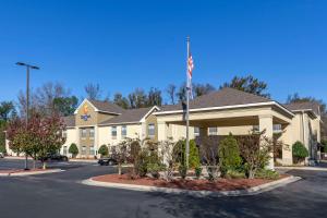 a building with an american flag in front of it at Comfort Inn Clinton in Clinton