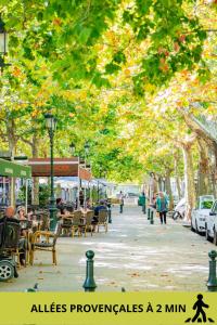 モンテリマールにあるHavre Provençal - Appartement Confort - Centre villeのテーブルと椅子と木々が並ぶ街道