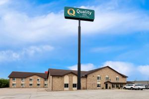 un cartel delante de un edificio en Quality Inn, en North Platte
