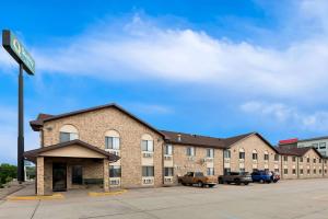 Un gran edificio de ladrillos con coches aparcados en un estacionamiento. en Quality Inn, en North Platte 38 fotos más