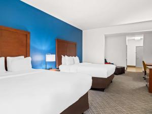 Postel nebo postele na pokoji v ubytování Comfort Suites Lindale