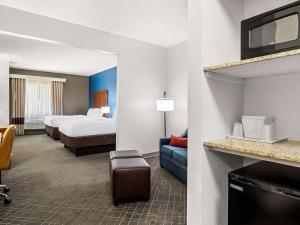 Postel nebo postele na pokoji v ubytování Comfort Suites Lindale