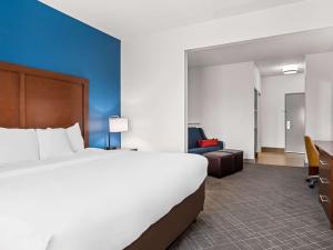 Postel nebo postele na pokoji v ubytování Comfort Suites Lindale