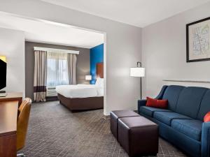 Postel nebo postele na pokoji v ubytování Comfort Suites Lindale