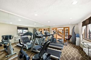 un gimnasio con cintas de correr y máquinas elípticas en Quality Inn, en North Platte