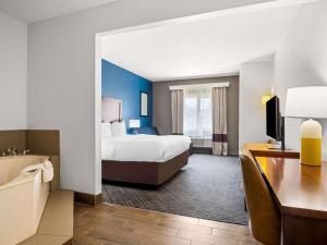 Postel nebo postele na pokoji v ubytování Comfort Suites Lindale
