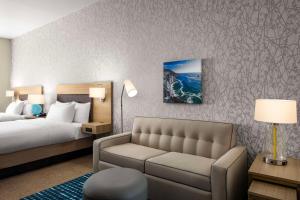 滨海城Home2 Suites By Hilton Marina的配有床和沙发的酒店房间