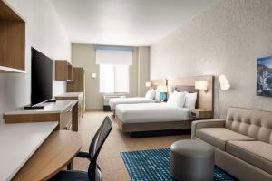滨海城Home2 Suites By Hilton Marina的配有床和沙发的酒店房间