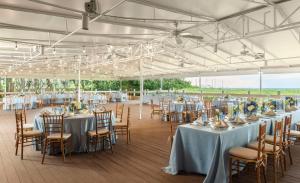 The Singer Oceanfront Resort, Curio Collection by Hilton餐厅或其他用餐的地方