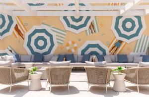 The Singer Oceanfront Resort, Curio Collection by Hilton的休息区