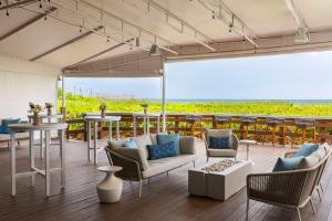 The Singer Oceanfront Resort, Curio Collection by Hilton的休息区