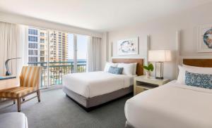 The Singer Oceanfront Resort, Curio Collection by Hilton客房内的一张或多张床位