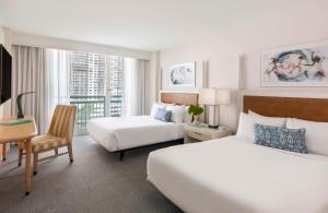 The Singer Oceanfront Resort, Curio Collection by Hilton客房内的一张或多张床位