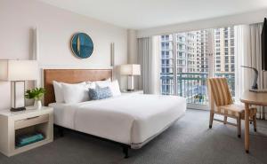 The Singer Oceanfront Resort, Curio Collection by Hilton客房内的一张或多张床位