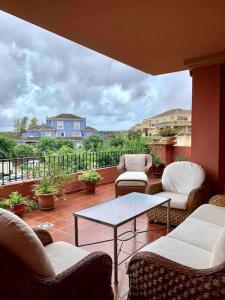 a balcony with chairs and a table and a view at Apartamento en la Mesana en Sotogrande in Sotogrande