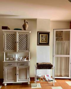 a room with a white cabinet and a window at Apartamento en la Mesana en Sotogrande in Sotogrande