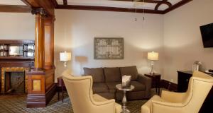 TV a/nebo společenská místnost v ubytování Idlewyld Inn & Spa