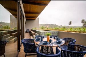 einen Tisch und Stühle auf dem Balkon eines Hauses in der Unterkunft Vista Milagres in São Miguel dos Milagres + 9 Fotos