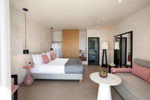 Letto o letti in una camera di Andromeda Villas & Spa Resort