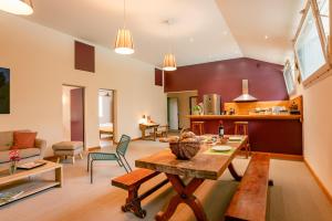 a living room with a table and a kitchen at Rabastas de Crémens in Magnan