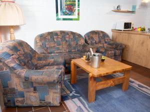 ein Wohnzimmer mit zwei Sofas und einem Couchtisch in der Unterkunft Holiday Home Koralle-1 by Interhome in Norddeich
