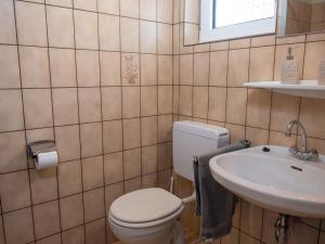 Ein Badezimmer in der Unterkunft Holiday Home Koralle-1 by Interhome