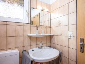 Ein Badezimmer in der Unterkunft Holiday Home Koralle-1 by Interhome