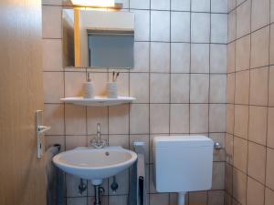 Ein Badezimmer in der Unterkunft Holiday Home Koralle-1 by Interhome