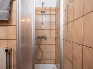 Ein Badezimmer in der Unterkunft Holiday Home Koralle-1 by Interhome