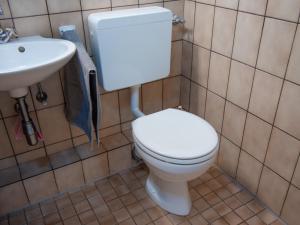 Ein Badezimmer in der Unterkunft Holiday Home Koralle-1 by Interhome